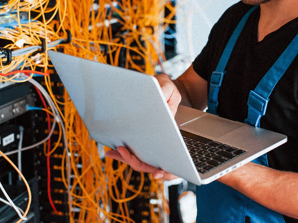 τεχνικός αναβαθμίζει συστήματα ασφαλείας